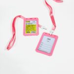 حاملة بطاقة بناتية لون وردي مع سير مقاس 10.5*7.4 سم