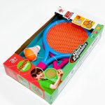 لعبة كرة تنس مع مضارب شبكة بلاستيك في علبة هدية