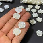 مجموعة ورد بلاستيك مخروم لصناعة الاكسسوارات والديكور 100 جرام، لون لؤلؤ ابيض وسكري