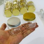 ⁦دستة علب مربعة بلاستيك 100 مل -  12 علبة غطاء فضي مع غطاء اسفنجي داخلي للحفظ من الهواء اطول فترة⁩ - الصورة ⁦2⁩