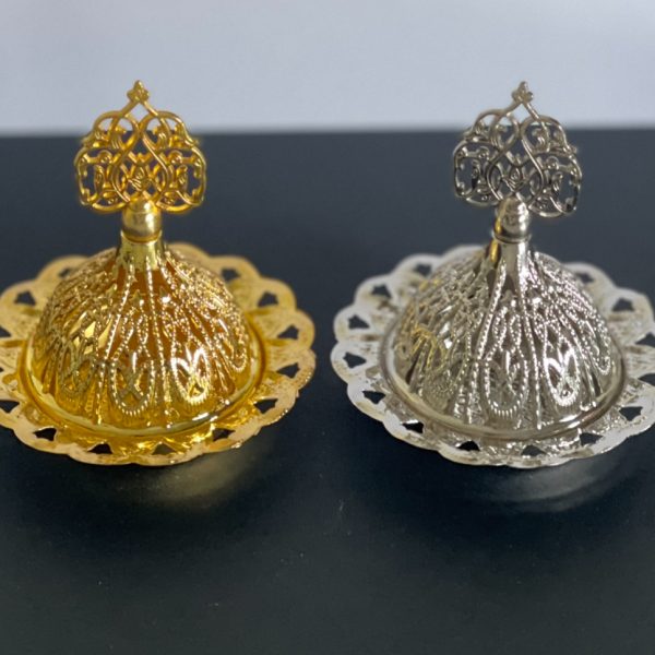 قاعدة مبخرة منقوش بالمغطاء لونين فضي وذهبي