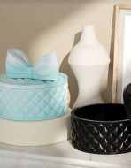 ⁦علبة دائرية بنقش مربعات حجم كبير مع قالب فيونكة 🎀 WFHM77⁩ - الصورة ⁦3⁩