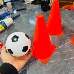 ⁦اقماع اللعب و التدريب والكرة للأطفال - 4 قمع وكرة نايلو صغيرة - مناسبة حتى مرمى⁩ - الصورة ⁦2⁩