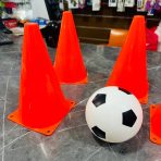 ⁦اقماع اللعب و التدريب والكرة للأطفال - 4 قمع وكرة نايلو صغيرة - مناسبة حتى مرمى⁩ - الصورة ⁦4⁩