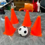 ⁦اقماع اللعب و التدريب والكرة للأطفال - 4 قمع وكرة نايلو صغيرة - مناسبة حتى مرمى⁩ - الصورة ⁦3⁩