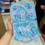 ⁦لعبة طقم الدكتور للأطفال طبيب - باللون الأزرق والوردي⁩ - الصورة ⁦2⁩