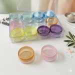 مجموعة 12 علبة كرستال ملونة 10 جرام مع حافظة فاخرة بغطاء لتقسيمات مواد العناية