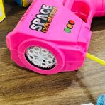 ⁦لعبة مسدس فقاعات رجل الفضاء للأطفال مع بطاريات مجانية⁩ - الصورة ⁦2⁩