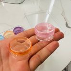 ⁦مجموعة 12 علبة كرستال ملونة 10 جرام مع حافظة فاخرة بغطاء لتقسيمات مواد العناية⁩ - الصورة ⁦2⁩