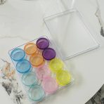 ⁦مجموعة 12 علبة كرستال ملونة 10 جرام مع حافظة فاخرة بغطاء لتقسيمات مواد العناية⁩ - الصورة ⁦8⁩