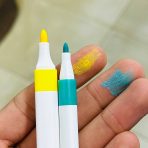 ⁦طقم اقلام اكريليك 12 لون حجمين مناسبة للتلوين على جميع الأسطح قماش و بلاستيك وزجاج⁩ - الصورة ⁦2⁩