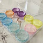 ⁦مجموعة 12 علبة كرستال ملونة 10 جرام مع حافظة فاخرة بغطاء لتقسيمات مواد العناية⁩ - الصورة ⁦7⁩