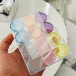 ⁦مجموعة 12 علبة كرستال ملونة 10 جرام مع حافظة فاخرة بغطاء لتقسيمات مواد العناية⁩ - الصورة ⁦4⁩