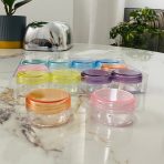 ⁦مجموعة 12 علبة كرستال ملونة 10 جرام مع حافظة فاخرة بغطاء لتقسيمات مواد العناية⁩ - الصورة ⁦6⁩