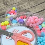 ⁦طقم صنع اكسوارات خرز و صنع الاساور بناتية مع مقص و بكرة سلك  MOAF03⁩ - الصورة ⁦3⁩