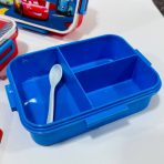 ⁦لانش بوكس بلاستيك بدون مادة BPA مقسم رسومات اولاد مع ملعقه - حافظة طعام⁩ - الصورة ⁦2⁩